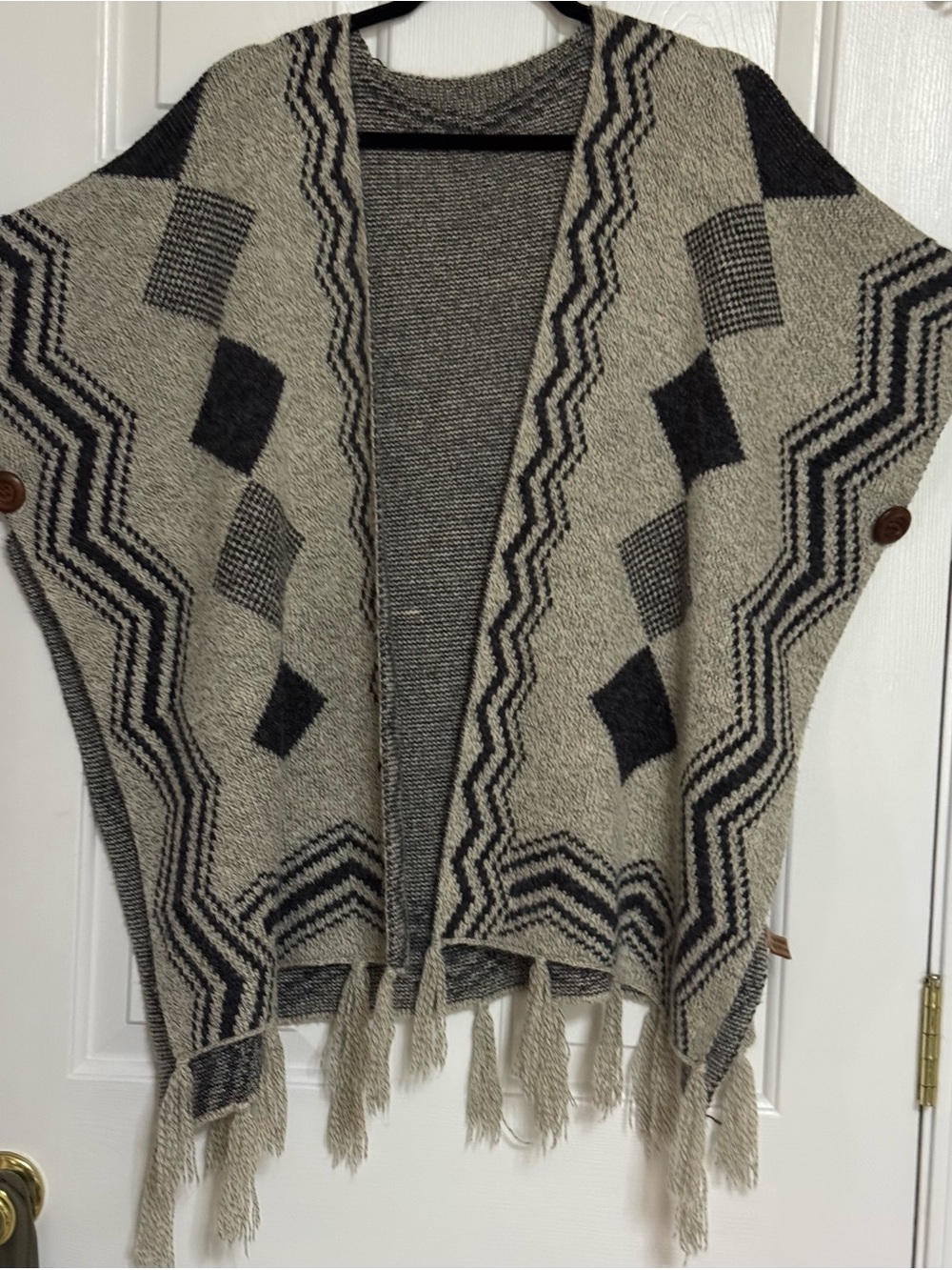 Source Unknown Black and Cream Geometric Open-Front Poncho